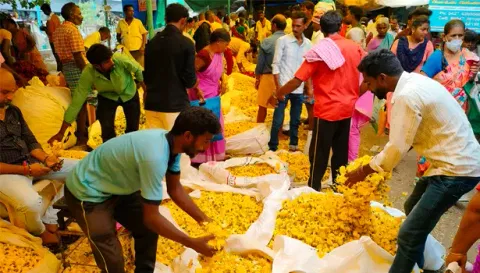 விநாயகர் சதுர்த்தி விழாவையொட்டி சேலம் பூ மார்க்கெட்டில் விறுவிறுப்பாக பூ விற்பனை  நடந்த காட்சி.