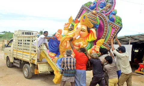 பாளை கிருபாநகர் சிலை தயாரிப்பு கூடத்தில் இருந்து விநாயகர் சிலைகளை வாகனத்தில் ஏற்றி செல்லும் காட்சி.