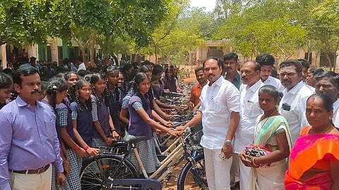 மாணவர்களுக்கு இலவச சைக்கிள்