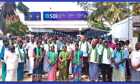 போராட்டத்தில் கலந்து கொண்டவர்களின் காட்சி.