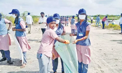 தில்லைவிளாகம் கடற்கரை பகுதியில் மாணவர்கள் தூய்மை பணியில் ஈடுப்பட்டனர்.