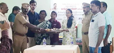 காவலர் குடும்பத்துக்கு டி.எஸ்.பி. பிரீத்தி நிதி உதவி வழங்கினார்.