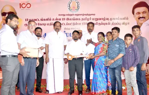 சிவகாசி அருகே நடைபெற்ற நிகழ்ச்சியில் இலங்கை தமிழர் குடியிருப்புகளுக்கான சாவியை பயனாளிகளிடம் கலெக்டர் ஜெயசீலன் வழங்கினார். அருகில் சீனிவாசன் எம்.எல்.ஏ. உள்ளார்.