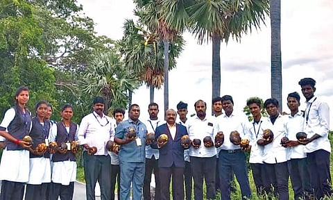 பனைமர விதைகளை மாநில நாட்டு நலப்பணித்திட்ட அலுவலரிடம், அன்னை பாத்திமா கல்லூரி முதல்வர் அப்துல் காதிர் வழங்கியபோது எடுத்தபடம்.