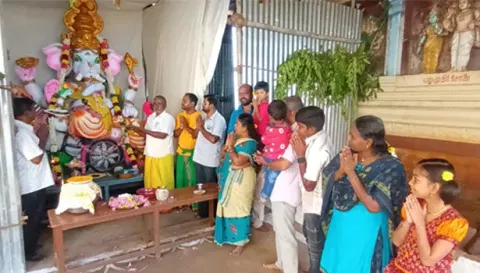 நாமக்கல் ராமசாமி தெருவில் 10  அடி உயரத்தில் குதிரை வாகனம் வடிவத்தில் வைக்கப்பட்ட விநாயகர் சிலை.