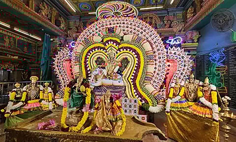 சிறப்பு அலங்காரத்தில்  மணக்குள விநாயகர் பக்தர்களுக்கு அருள்பாலித்த காட்சி.