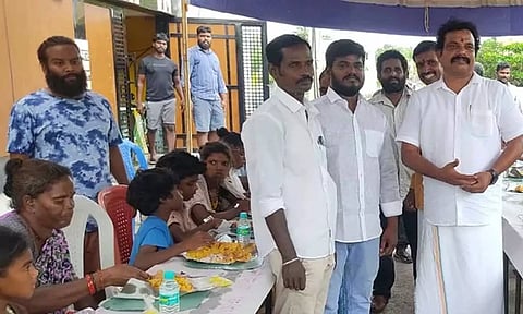 பிரதமர் மோடி பிறந்தநாள்: பழங்குடியின மக்களுக்கு அறுசுவை உணவு