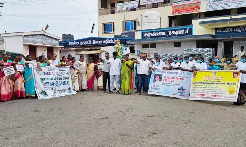 சுரண்டை நகராட்சியில் நகர்மன்ற தலைவர் வள்ளிமுருகன் தலைமையில் பிளாஸ்டிக் ஒழிப்பு விழிப்புணர்வு நிகழ்ச்சி நடைபெற்ற போது எடுத்த படம்.