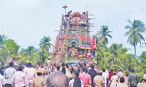 கோபுர கலசத்தில் புனிதநீர் ஊற்றி கும்பாபிஷேகம் நடந்தது.
