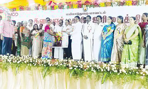 கலைஞர் மகளிர் உரிமை திட்டத்தை அமைச்சர் மெய்யநாதன் தொடங்கி வைத்தார்.