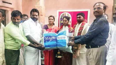மணமக்களுக்கு சீர்வரிசை பொருட்கள் வழங்கிய காட்சி.