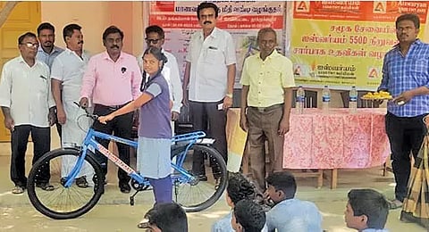 தூத்துக்குடி பள்ளியில் மாணவ- மாணவிகளுக்கு இலவச சைக்கிள்கள்