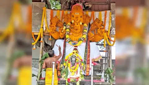 விநாயகர் சதுர்த்தியையொட்டி பனமரத்துப்பட்டி சந்தை திடலில் 13 அடி உயரத்தில் பிரமாண்ட  சக்தி விநாயகர் சிலை வைக்கப்பட்டு சந்தன  அலங்காரத்தில் பக்தர்களுக்கு அருள்பாலித்தபோது எடுத்தபடம்.