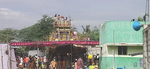 மரூர்புதூர் கிராமத்தில் செல்வ முத்து மாரியம்மன் கோவில் மகா கும்பாபிஷேக விழா இன்று காலை நடைபெற்ற போது எடுத்த படம்.