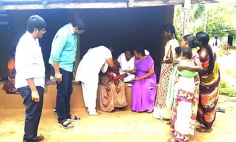 கர்ப்பிணி தாய்மார்களுக்கு தொற்று நோய் பரிசோதனை செய்யும் காட்சி.