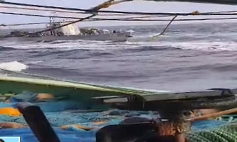 நடுக்கடலில் ராமேசுவரம் மீனவர்களை விரட்டியடித்த இலங்கை கடற்படையினர்- துப்பாக்கியால் வானத்தை நோக்கி சுட்டு மிரட்டல்