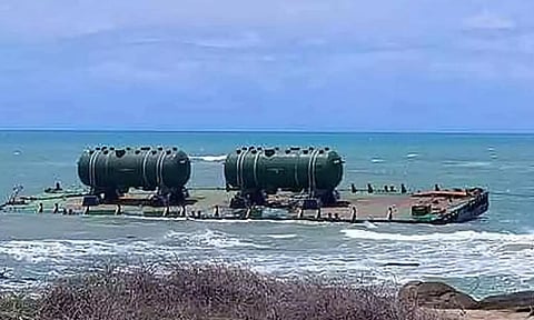 கூடங்குளத்தில் தரை தட்டிய மிதவை கப்பலில் இருந்து, நீராவி ஜெனரேட்டர்களை மீட்க தொடரும் போராட்டம்