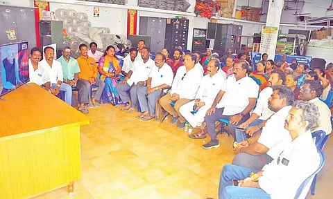 பிரதமரின் விஸ்வகர்மா திட்ட நிகழ்ச்சி நேரடி ஒளிபரப்பை பா.ஜனதா நிர்வாகிகள் மற்றும் பொதுமக்கள் கண்டுகளித்த காட்சி.