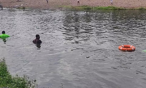 சிறுவனை தீயணைப்புத்துறை வீரர்கள் தீவிரமாக தேடி வருவதை படத்தில் காணலாம்.