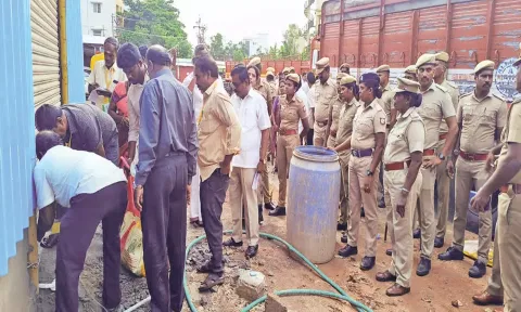 பண்ருட்டி பஸ் நிலையம் பின்புறம் உள்ள இந்து அறநிலையத் துறைக்கு சொந்தமான இடத்திலிருந்த கடைகளுக்கு அதிகாரிகள் சீல்வைத்த போது எடுத்தபடம்.