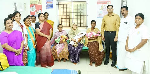 மதுரை வில்லாபுரம் ஆரம்ப சுகாதார நிலையத்தில் பிரசவித்த தாய்மார்களுக்கு ஊட்டச்சத்து பெட்டகங்களை மேயர் இந்திராணி வழங்கினார். அருகில் ஆணையாளர் பிரவீன்குமார், துணை மேயர் நாகராஜன் உள்ளனர்.&nbsp;