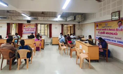 கலைஞர் மகளிர் உரிமை திட்டத்திற்காக கடலூர் கலெக்டர் அலுவலகத்தில் அமைக்கப்பட்டுள்ள உதவி மையத்தை படத்தில் காணலாம்.