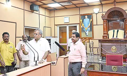 புதுவை சட்டமன்றம் நாளை கூட உள்ள நிலையில் சபாநாயகர் ஏம்பலம் செல்வம் மைய மண்டபத்தை ஆய்வு செய்தார்.