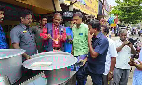 உணவு பாதுகாப்பு அதிகாரிகள் அதிரடி ஆய்வு செய்த காட்சி.