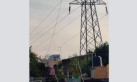 உயர்கோபுர மின்கம்பி அறுந்து வீடுகள் மீது விழுந்ததால் பரபரப்பு