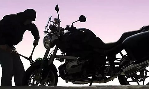 சென்னிமலை மலை கோவிலில் மோட்டார்சைக்கிள் திருட்டு