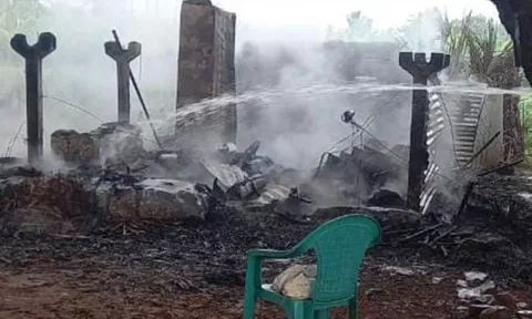 கூரை வீடு தீப்பிடித்து எரிந்து பொருட்கள் சேதம்