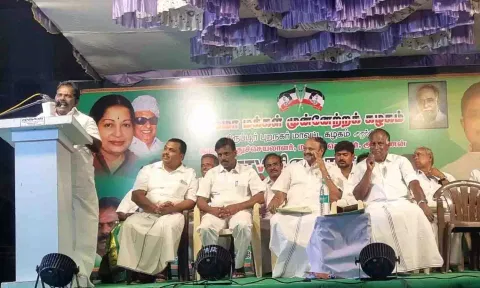 பொதுக்கூட்டத்தில் சி.மகேந்திரன் எம்.எல்.ஏ பேசிய காட்சி.