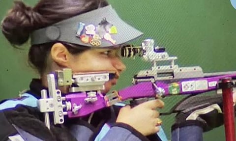 உலக கோப்பை துப்பாக்கிச் சுடுதல் போட்டி - அறிமுக போட்டியில் வெள்ளி வென்ற இந்திய வீராங்கனை