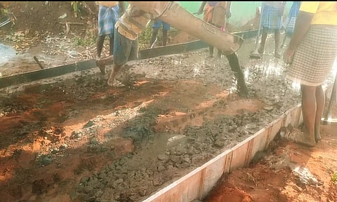 தரமற்ற முறையில் அமைக்கப்பட்டு வரும் சாலை.