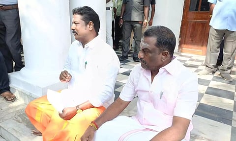 புதுவை சட்டசபை படிகட்டில் அமர்ந்து பா.ஜனதா எம்.எல்.ஏ. தர்ணா போராட்டம்- சபாநாயகர் சமரசம்