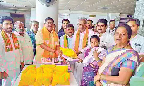 பிரதமர் மோடி பிறந்தநாளியில் பிறந்த குழந்தைகளுக்கு பராமரிப்பு பெட்டகத்தை அமைச்சர் நமச்சிவயாம் வழங்கிய காட்சி.