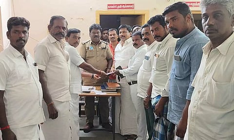 சின்ன சேலம் போலீஸ் நிலையத்தில் தி.மு.க.வினர் புகார் அளித்த காட்சி.