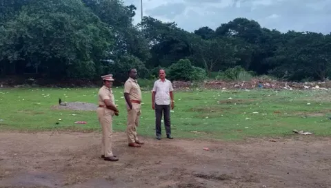 இந்து முன்னணி சார்பில் பரமத்தி வேலூர் காவிரி ஆற்றில்  விநாயகர் சிலை கரைக்கும் இடத்தை   போலீஸ் சூப்பிரண்டு ராஜேஷ் கண்ணன் பார்வையிட்ட போது எடுத்த படம்.