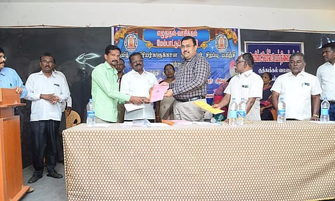 மாணவர்களுக்கான 55 பக்க புத்தகத்தை கலெக்டர் ரவிச்சந்திரன் வெளியிட்ட போது எடுத்தபடம்.