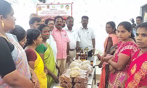 காட்சிபடுத்தப்பட்டிருந்த பொருட்களை பொதுமக்கள் பார்வையிட்டனர்.
