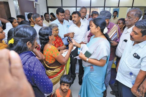 ஆய்வின்போது அமைச்சர் கீதாஜீவன் உதவி மையத்திற்கு வந்த பெண்களிடம் குறைகளை கேட்டு விளக்கமளித்த காட்சி.