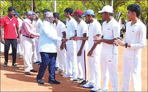 திருச்செந்தூரில் சிவந்தி கோப்பை கிரிக்கெட் போட்டியை ஆதித்தனார் கல்வி நிறுவன மேலாளர் வெங்கட்ராமராஜ் தொடங்கி வைத்து வீரர்களுடன் கைக்குலுக்கிய போது எடுத்த படம்.