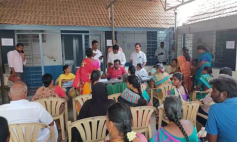 உதவி மையத்தில் பொதுமக்கள் காத்திருந்த காட்சி.