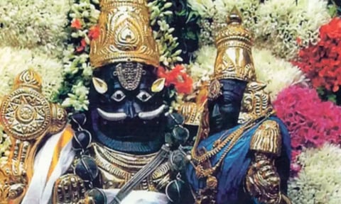 ஒரு கண் நரசிம்மர் மீது, மற்றொரு கண் பக்தர் மீது