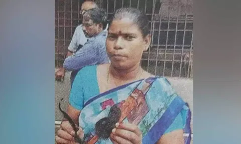 மாணவி தலை முடி வெட்டப்பட்டதை காண்பித்த பெற்றோர்