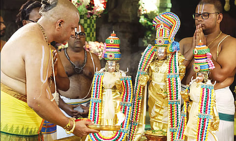 ஸ்ரீதேவி, பூதேவி, மலையப்பசாமிக்கு சிறப்பு திருமஞ்சனம்