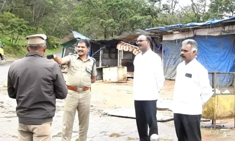 ஆய்வு மேற்கொண்ட அதிகாரிகள்.