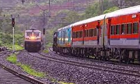 சென்னை வரும் எக்ஸ்பிரஸ் ரெயில்கள் 1 மணி நேரம் தாமதம்-  வேலைக்கு செல்பவர்கள் அவதி