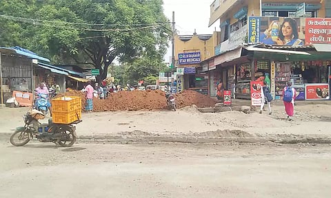 நெடுஞ் சாலை பணி தற்போது நடை பெற்று வரும் காட்சி.