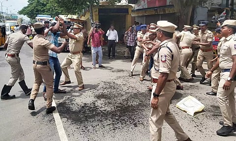 சென்னை அண்ணாசாலை மின்வாரிய அலுவலகம் முன் தீக்குளிக்க முயன்ற 2 பேர் கைது